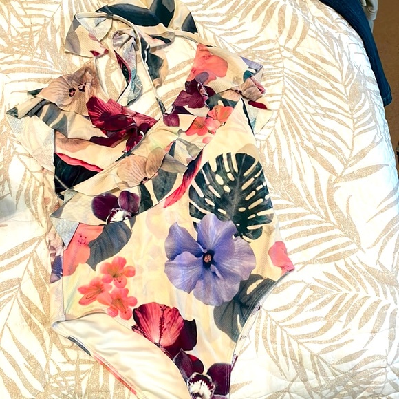 Lovers and friends floral ruffle one piece bathing suit size small - Picture 6 of 12